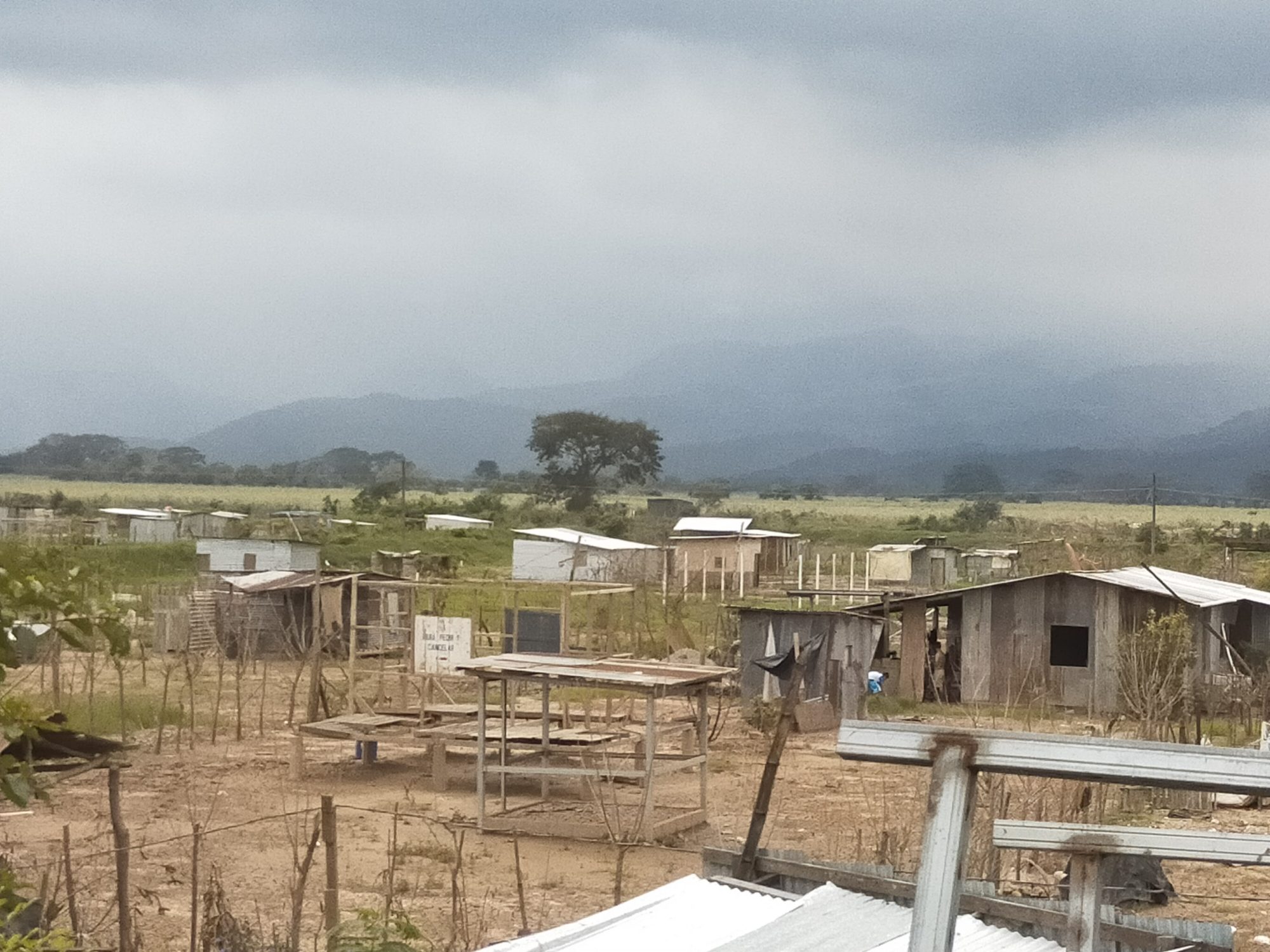 被災地の集落。平時から衣食住がままならない地域を災害が襲う